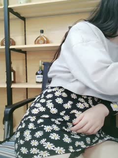 飢渴女孩自慰被抓到又被她足球教練操